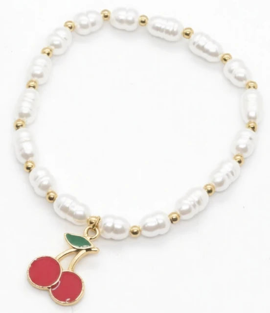 Pulsera elastizada con perlas y dije dorado cereza roja